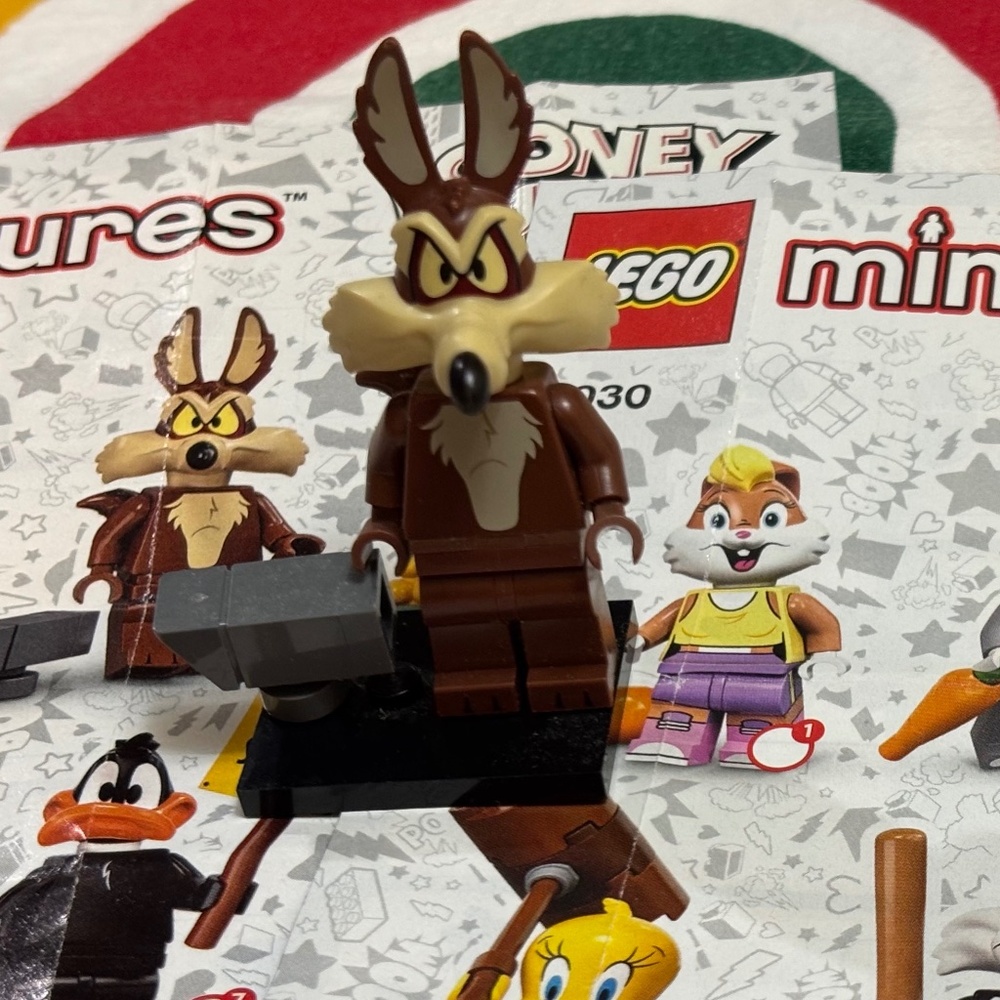 LEGO "Wile E. Coyote" & "Road Runner" See pics. LIKE NEW!